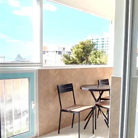 Apartment Rose, Close To The