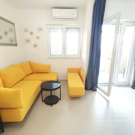 Rose, Close To The * Makarska