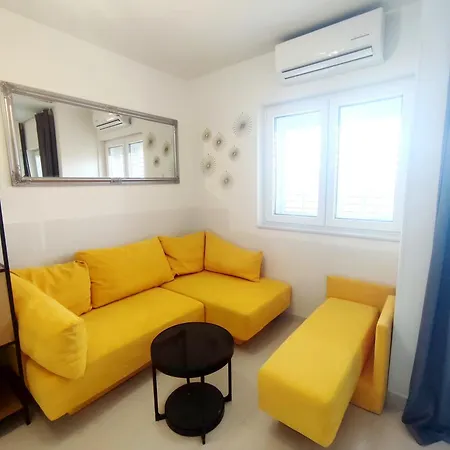 Apartment Rose, Close To The