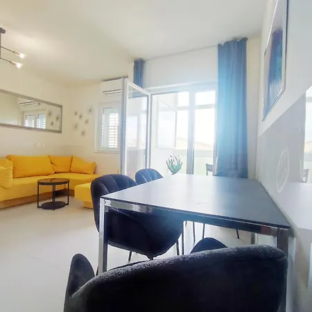 Rose, Close To The Lägenhet Makarska