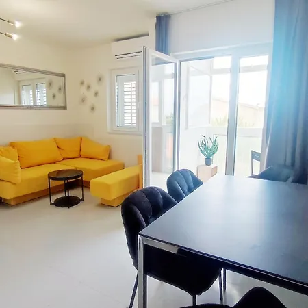 Apartment Rose, Close To The